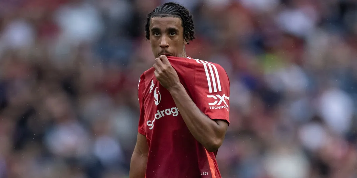 Leny-Yoro-dari-Manchester-United-Akan-Diperiksa-pada-Hari-Senin-Terkait-Cederanya_11zon